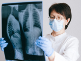 Foto Ärztin mit Lungenröntgen