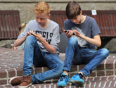 Jugendliche mit Smartphone