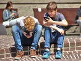 Foto Jugendliche mit Smartphones